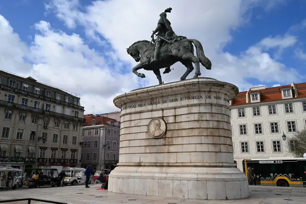 Figueira Meydanı 'nda Leopoldo Neves de Almeida' nın bronz atlı heykeli I. Joao