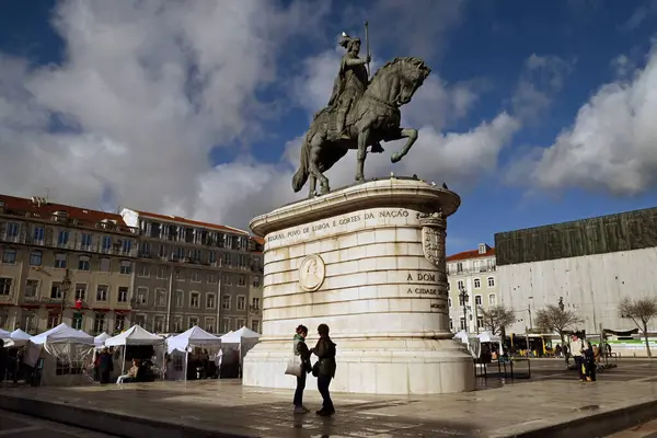 Figueira Meydanı 'nda Leopoldo Neves de Almeida' nın bronz atlı heykeli I. Joao