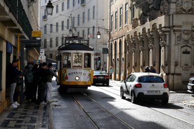 Lizbon 'da bir sokakta 28 numaralı tramvayı bekleyen yolcular