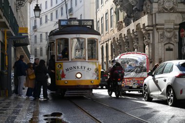 Lizbon 'da 28 numaralı tramvaya binen yolcular