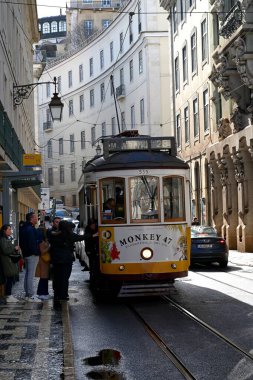 Lizbon 'da 28 numaralı tramvaya binen yolcular