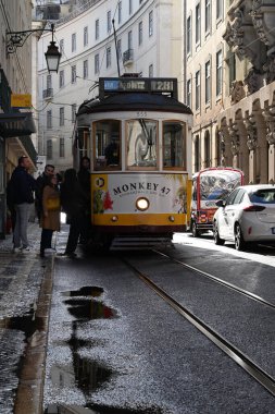 Lizbon 'da 28 numaralı tramvaya binen yolcular