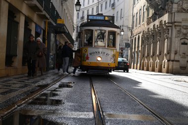 Lizbon 'da 28 numaralı tramvaya binen yolcular