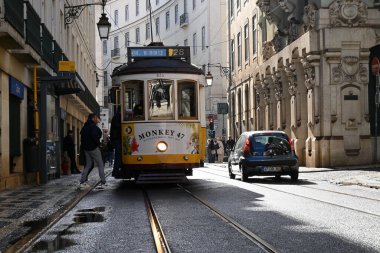 Lizbon 'da 28 numaralı tramvaya binen yolcular