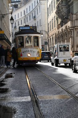 Lizbon 'da 28 numaralı tramvaya binen yolcular