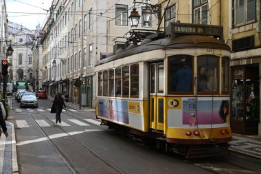 Lizbon 'da 28 numaralı tramvay yolda ilerliyor.