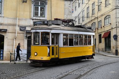 Lizbon 'da 28 numaralı tramvay yolda ilerliyor.