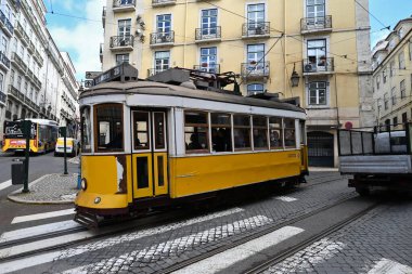 Lizbon 'da 28 numaralı tramvay yolda ilerliyor.