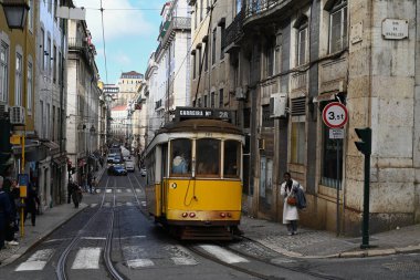 Lizbon 'da 28 numaralı tramvay yolda ilerliyor.