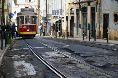 Lizbon 'da bir caddede 28 numaralı tramvay kalkıyor.
