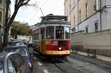 Lizbon 'un 12 numaralı tramvayı bir şehir caddesinde toplu taşıma