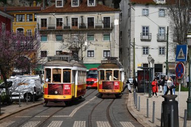 Lizbon 'un iki tramvayı 12 numaralı toplu taşıma hattı bir caddeden geçiyor. 