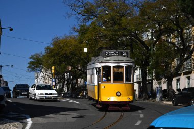 Lizbon 24 numaralı tramvay şehir caddesinde toplu taşıma 