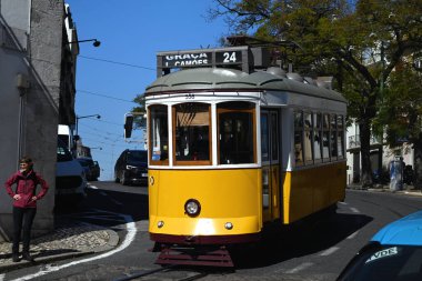 Lizbon 24 numaralı tramvay şehir caddesinde toplu taşıma