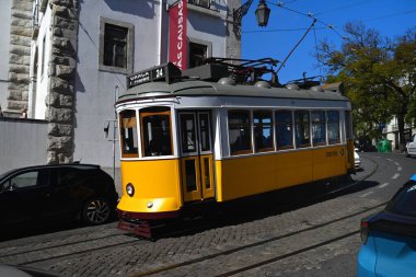 Lizbon 24 numaralı tramvay şehir caddesinde toplu taşıma