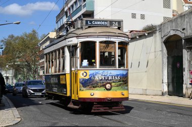 Lizbon 24 numaralı tramvay şehir caddesinde toplu taşıma