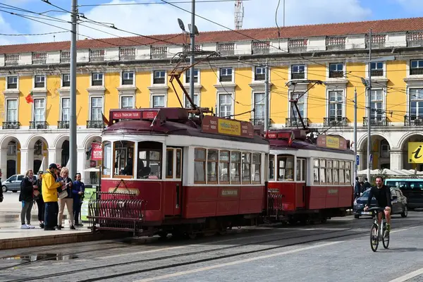 Lizbon Ticaret Meydanı 'ndaki Hills Tramvay Tur Şirketi' nin tramvayları