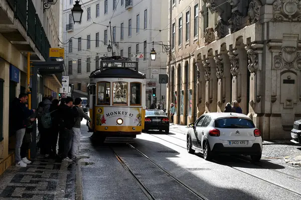 Lizbon 'da bir sokakta 28 numaralı tramvayı bekleyen yolcular
