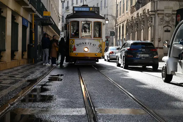 Lizbon 'da 28 numaralı tramvaya binen yolcular