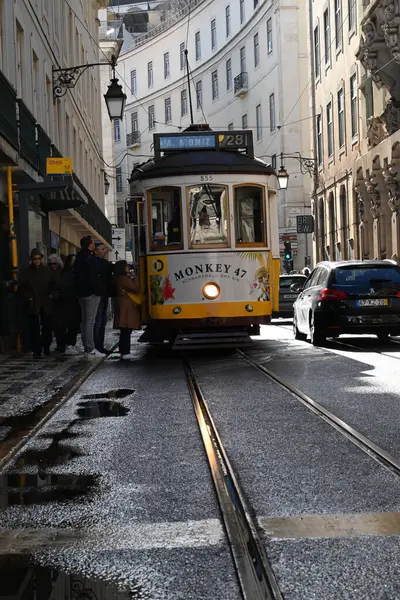 Lizbon 'da 28 numaralı tramvaya binen yolcular