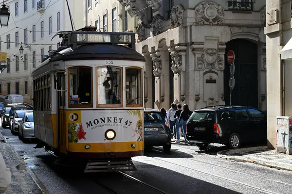 Lizbon 'da bir caddede 28 numaralı tramvay yaklaşıyor.