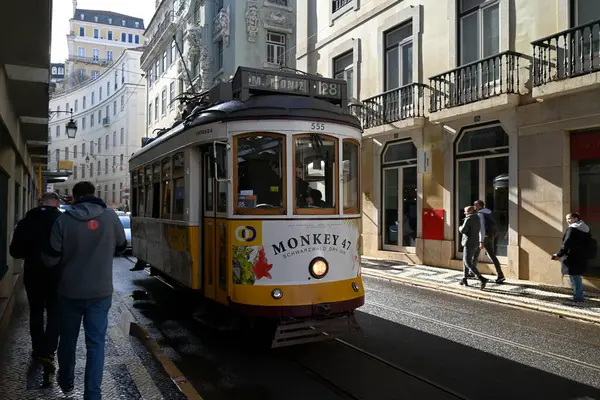 Lizbon 'da bir caddede 28 numaralı tramvay yaklaşıyor.