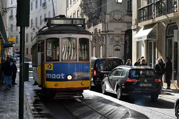 Lizbon toplu taşıma tramvayı bir şehir caddesinde 