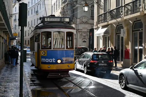 Lizbon toplu taşıma tramvayı bir şehir caddesinde 