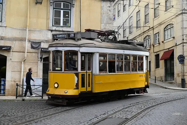 Lizbon 'da 28 numaralı tramvay yolda ilerliyor.