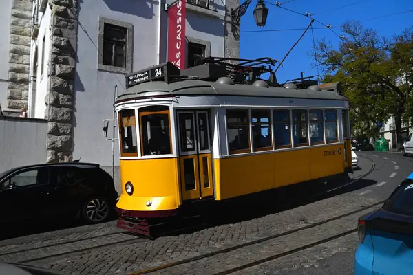 Lizbon 24 numaralı tramvay şehir caddesinde toplu taşıma