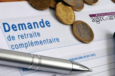 Agirc-Arrco ek emeklilik başvuru formu ile bir kalem ve avro sikkeleri