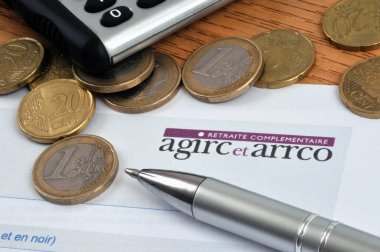 Agirc-Arrco ek emeklilik başvuru formu ile bir kalem ve avro sikkeleri