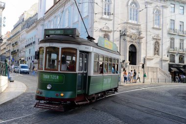 Lizbon 'da bir caddede Tramvay Turu şirketi.