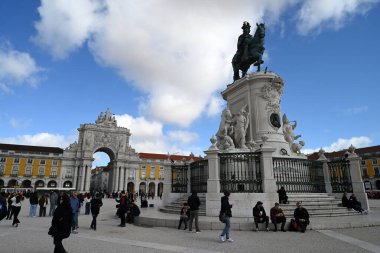 Kral I. Joseph 'in Binicilik Heykeli ve Ticaret Meydanı' ndaki Zafer Takı birçok turist tarafından sıklıkla ziyaret edilir.