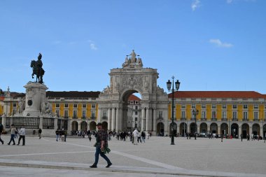 Kral I. Joseph 'in Binicilik Heykeli ve Ticaret Meydanı' ndaki Zafer Takı birçok turist tarafından sıklıkla ziyaret edilir.