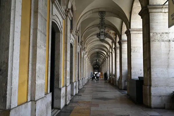 Ticaret meydanındaki binaların kemerlerinin altında.