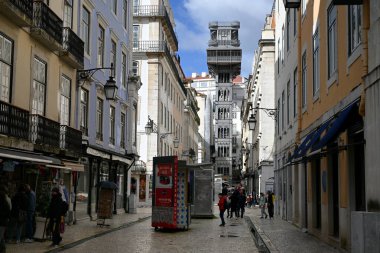 Lizbon 'un tarihi merkezinde Santa Justa Asansörü 