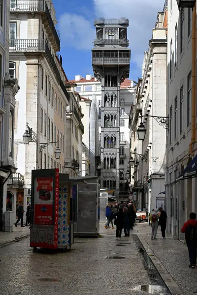 Lizbon 'un tarihi merkezinde Santa Justa Asansörü 