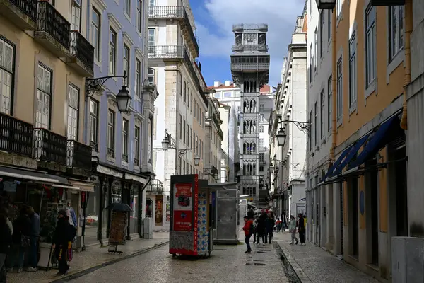 Lizbon 'un tarihi merkezinde Santa Justa Asansörü 