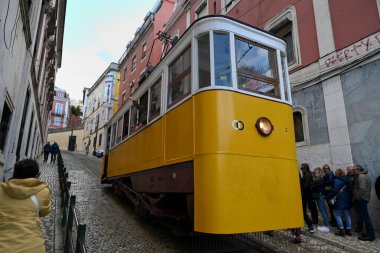 Lizbon 'un eski bir kasabasında bir sokakta Funicular