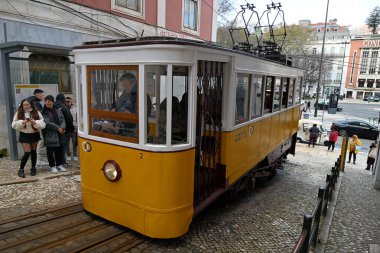 Lizbon 'un eski bir kasabasında bir sokakta Funicular
