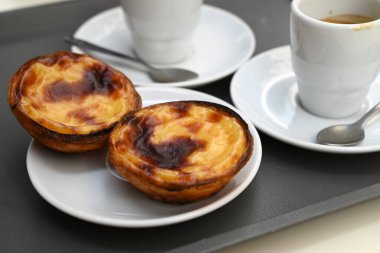 Pasteis de nata yakın plan bir dairede.