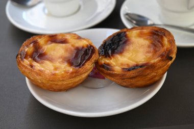 Pasteis de nata yakın plan bir dairede.