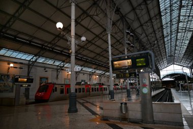 Lizbon 'daki Rossio İstasyonu' nun iç manzarası.