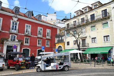 Tuk-tuk Lizbon 'un Alfama bölgesine park etmiş.