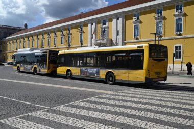 Lizbon 'daki Carris de Ferro şirketinin otobüsleri otobüs durağında.