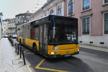 Lizbon 'un Carris de Ferro şirketinden bir otobüs. Şehir caddesinde toplu taşıma.