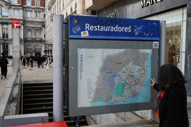 Restauradores istasyonunda Lizbon metro haritasına bakan bir kadın.