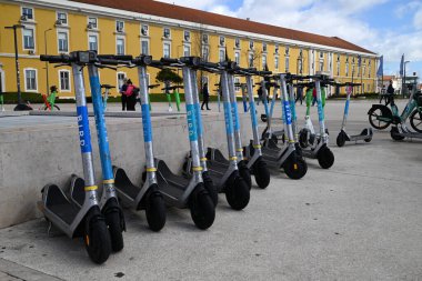 Lisbo 'daki kuş oto-servis elektrikli scooter kiralama istasyonu
