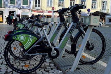 Lizbon şehrindeki Gira elektrikli bisiklet self-servis kiralama istasyonu